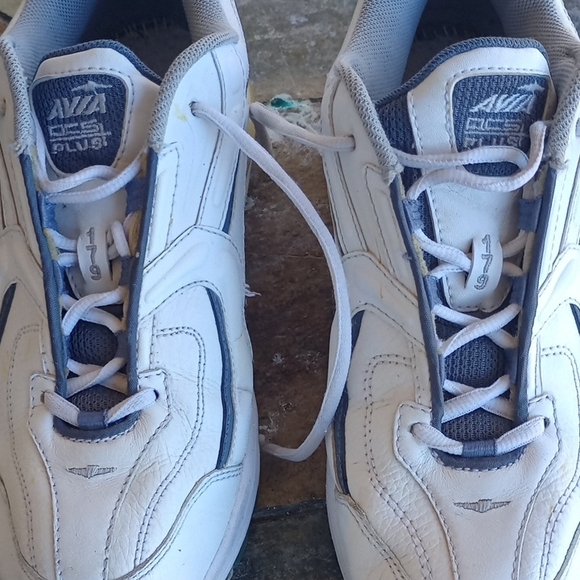 Avia Women's White and Navy Athletic Shoes 8 - Picture 1 of 8